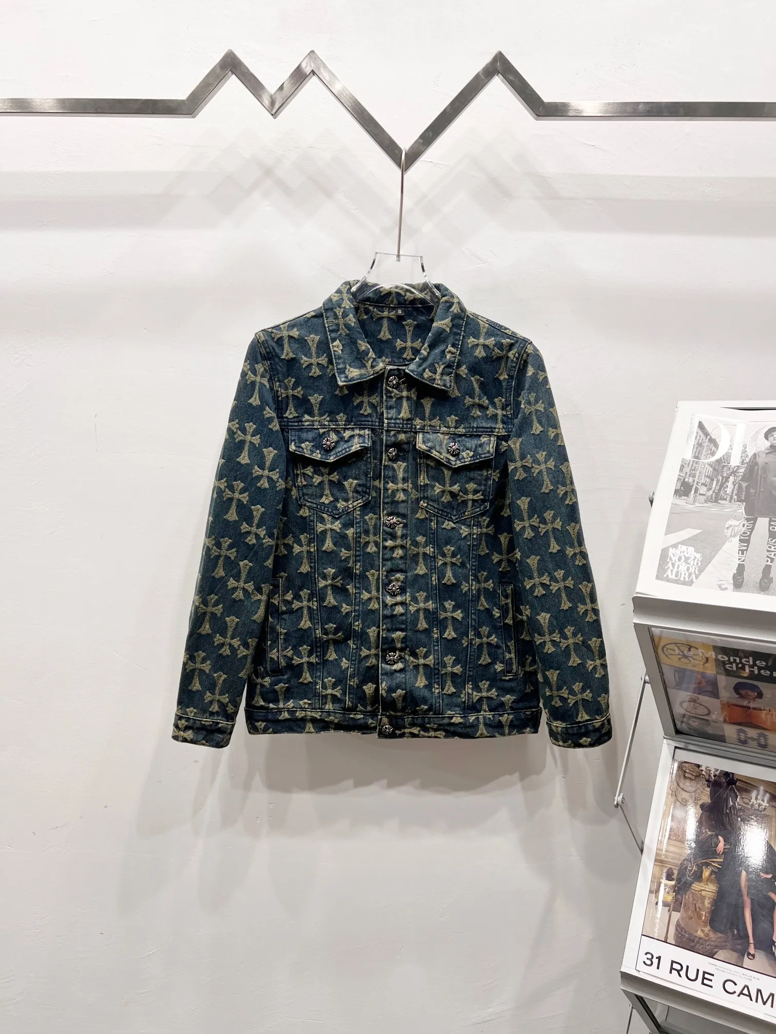 P250 Style No.: (r050) Chrome Hearts Chrome Hearts double-sided full-print LOGO jacquard dark-print heavy-duty denim jacket. The same style as the Internet celebrity star. The cross-printed denim jacket has a unique cross design element and full printing, which is full of design. It is made of 100% denim cotton fabric with heavy coarse yarn count, which ensures a stiff and tough silhouette while being soft, comfortable and breathable. The lapel is designed with silver buttons and is full of texture. The classic white cross logo is all over the dress, making it a perfect versatile style for spring and summer! Customized jacquard fabric, you can wear it in various styles. This gender-neutral shirt is a must-have for nightclubs. It can be worn as a jacket for both men and women. It can be easily worn by both men and women! The original loose version is made of high-quality pure cotton fabrics. The fabric pattern is high-definition and delicate without burrs. It is comfortable and breathable to wear. All the buttons are molded and customized. It is casual and fashionable and can be matched with any bottoms. It can be windproof and sunproof in spring and summer. It can be worn outside in autumn and winter! Easily concave shape makes you look slimmer and taller, perfect for both men and women! Style number: Color: Blue Size: S M L XL
